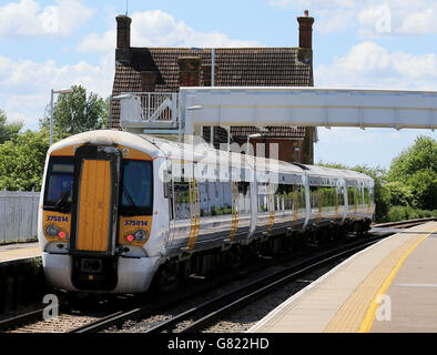 Bahnbestand. Ein südöstlicher Zug fährt durch die Wye Station in Kent. Stockfoto