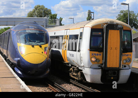 Ein südöstlicher Hochgeschwindigkeits-Javelin-Zug (links) fährt an einem südöstlichen Zug der Klasse 375 durch die Wye Station in Kent vorbei. Stockfoto