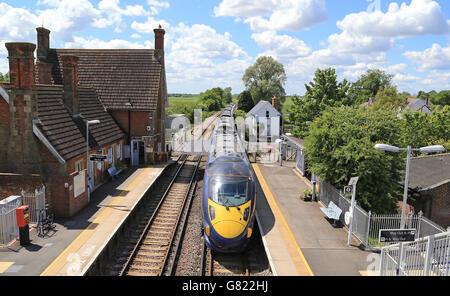 Bahnbestand. Ein südöstlicher Hochgeschwindigkeits-Javelin-Zug fährt durch die Wye Station in Kent. Stockfoto