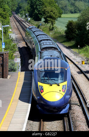 Bahnbestand. Ein südöstlicher Hochgeschwindigkeits-Javelin-Zug fährt durch die Wye Station in Kent. Stockfoto