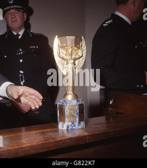 Die wiedergewonnene WM-Trophäe auf der Cannon Row Polizeiwache in London. Die Trophäe wurde gestohlen, während sie in der Westminster Central Hall ausgestellt wurde. Die Trophäe wurde von einem Hund namens Pickles unter einer Hecke in Zeitung in seinem Besitzer, David Corbett Vorgarten eingewickelt gefunden. Stockfoto