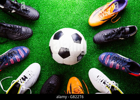 Fußball und Stollen gegen grünen Kunstrasen, Studio sho Stockfoto