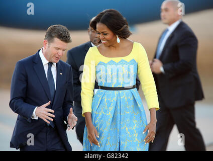 DIE US-First Lady Michelle Obama geht mit Matthew Barzun, der US-Botschafterin in Großbritannien, zu einem Besuch im Vereinigten Königreich am Flughafen Stansted in Essex, um ihre Kampagnen für die Bildung von Mädchen und eine bessere Unterstützung für Militärfamilien zu fördern. Stockfoto