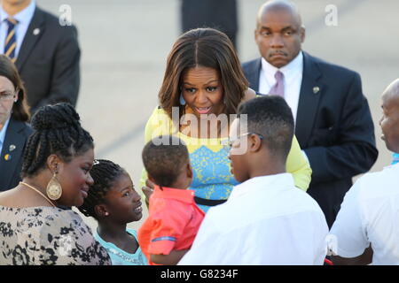 DIE US-First Lady Michelle Obama begrüßt ein Kind, als sie am Stansted Airport in Essex zu einem Besuch in Großbritannien ankommt, um ihre Kampagnen für die Bildung von Mädchen und eine bessere Unterstützung für Militärfamilien zu fördern. Stockfoto