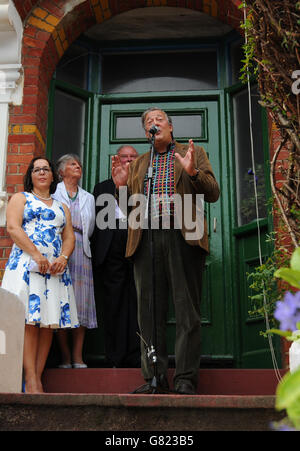 (Von links nach rechts) Dr. Jennifer Kloester, Lady Rougier, Generalmajor Jeremy Rougier und Stephen Fry vor dem 103 Woodside in Wimbledon, wo Fry eine englische Blue-Tafel im ehemaligen Haus der Historischen Schriftstellerin Georgette Heyer enthüllte. Stockfoto