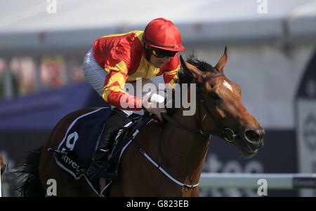 Pferderennen - 2015 Investec Derby Festival - Ladies Day - Epsom Racecourse. Qualifizieren geritten von Colm O'Donoghue gewinnt die Investec Oaks am Ladies Day des Investec Derby Festivals 2015 auf der Epsom Racecourse, Epsom. Stockfoto