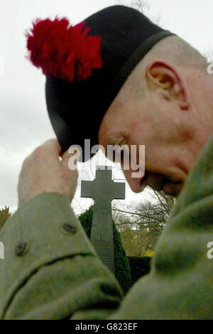 William Parr aus dem Zentrum Londons (der in Korea gekämpft hat), der am Denkmal für sieben im Irak getötete Black Watch-Soldaten im Regimentshauptquartier der Black Watch steht. Stockfoto