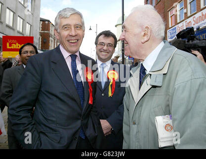 Außenminister Jack Straw trifft Wähler im Stadtzentrum von Oldham mit Phil Woolas, Labour-Kandidat für Oldham East und Saddleworth. Stockfoto