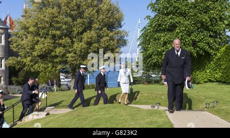 Der Herzog von Edinburgh (rechts) führt andere königliche Gäste, darunter (2. Rechts nach links) die Prinzessin Royal, den Earl of Wessex, ein nicht identifiziertes Mitglied der RYS, die Gräfin von Wessex und Vizeadmiral Sir Tim Laurence vom Royal Yacht Squadron in Cowes, Isle of Wight, Zur nahe gelegenen Holy Trinity Church im Rahmen der Feierlichkeiten zum 200-jährigen Bestehen der Royal Yacht Squadron (RYS). Stockfoto