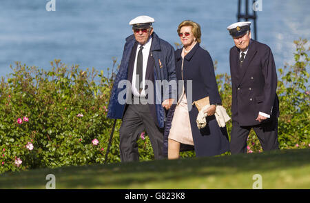 König Konstantin II. Von Griechenland (links) und Königin Anne-Marie erreichen das Royal Yacht Squadron in Cowes, Isle of Wight, bevor es zur nahe gelegenen Holy Trinity Kirche geht, als Teil der Feierlichkeiten zum 200. Geburtstag des Royal Yacht Squadron (RYS). Stockfoto