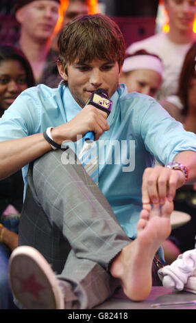 MTV TRL - Ges. Anfrage Live Show - Leicester Square Studios. DER US-Schauspieler Ashton Kutcher zeigt seine Zehen im Webbett. Stockfoto