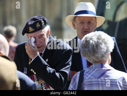 Ein Veteran wischt sich die Augen, nachdem er an der Gedenkfeier in der Kathedrale von Bayeaux, Frankreich, anlässlich der Landungen des D-Day vor 71 Jahren teilgenommen hatte. Stockfoto