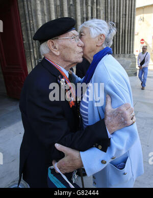 Ein Veteran wird von einem Einheimischen begrüßt, nachdem er an der Gedenkfeier in der Kathedrale von Bayeux, Bayeaux, Frankreich, anlässlich der Landungen des D-Day vor 71 Jahren teilgenommen hat. Stockfoto