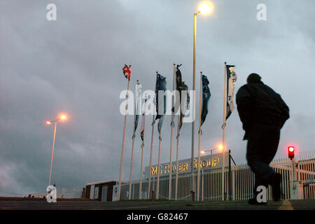 MG Rover Crisis – Werk Longbridge. Die Arbeiter kommen im Werk Longbridge an. Stockfoto