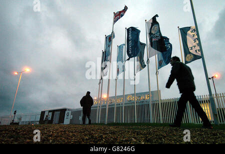 MG Rover Crisis – Werk Longbridge. Die Arbeiter kommen im Werk Longbridge an. Stockfoto