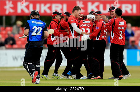 Cricket - ein-Tages-Tour-Spiel - Leicestershire - Neuseeland - Grace Road. Die Spieler in Leicestershire feiern die Entleerungvon Kane Williamson aus Neuseeland Stockfoto