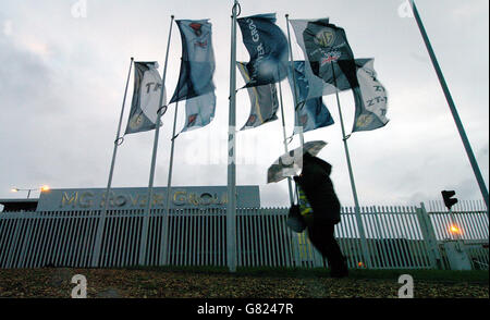 MG Rover Crisis – Werk Longbridge. Die Arbeiter kommen im Werk Longbridge an. Stockfoto