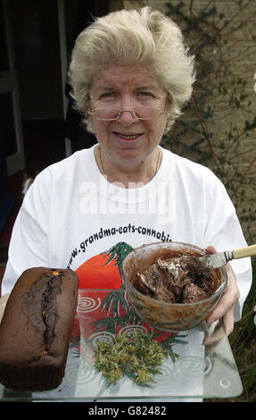 Patricia Tabram, 66, zeigt einige ihrer Cannabiskuchen in ihrem Haus in East Lea, Humshaugh, in der Nähe von Hexham. Sie wird vor dem Crown Court in Newcastle verurteilt, nachdem sie eine Anklage wegen des Besitzes eines Medikaments der Klasse C mit der Absicht zur Lieferung zugelassen hat. Seit ihrer Verurteilung hat Frau Tabram ihren neu entdeckten Berühmtheitsstatus hochgekrelt und plant, ein Buch mit dem Titel Oma isst Cannabis zu veröffentlichen. Stockfoto