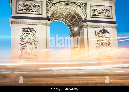 Beleuchtete Lichtspuren gegen Arc de Triomphe Stockfoto