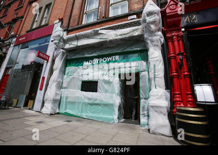 Eine Filiale von Paddy Power Buchmachern in der Nähe des Aviva Stadions in Dublin ist in Luftpolsterfolie am Tag vor der Republik Irland spielen England in einem freundlichen internationalen Fußballspiel in der Stadt bedeckt. Stockfoto