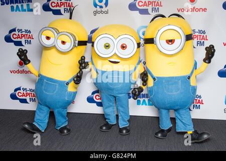 Capital FM Summertime Ball 2015 - London. The Minions Backstage beim Capital FM Summertime Ball im Wembley Stadium, London. Stockfoto