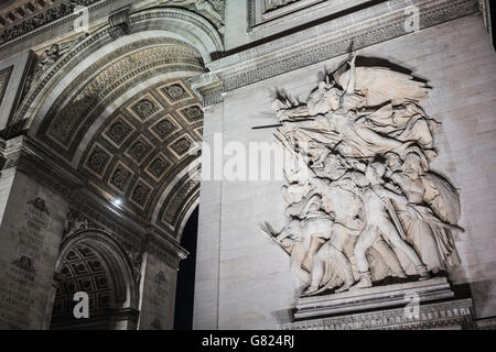 Niedrigen Winkel Ansicht der Skulpturen auf Arc de Triomphe Stockfoto