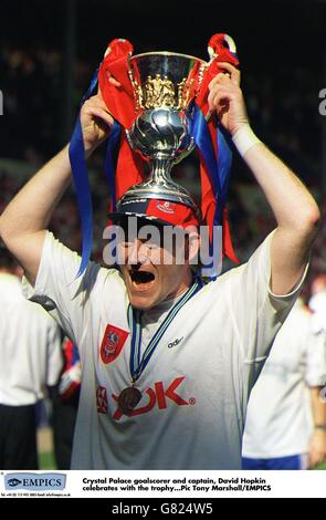 Crystal Palace Torschütze und Kapitän, David Hopkin feiert mit der Trophäe Stockfoto