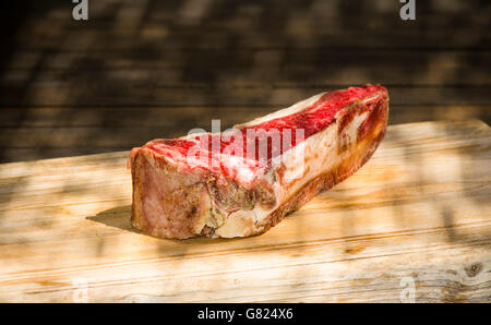 Rohe Knochen Strip Steak, New York Strip, Kansas City-Streifen, Top Sirloin cut auf Holzbrett. Stockfoto