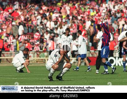 Ein niedergeschlagen David Holdsworth von Sheffield United, reflektiert über den Verlust in den Play-Offs Stockfoto