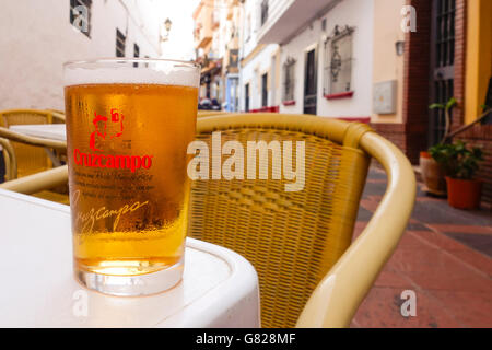 Volles Glas Cruzcampo Bier am Tisch in Spanien. Costa Del Sol. Stockfoto