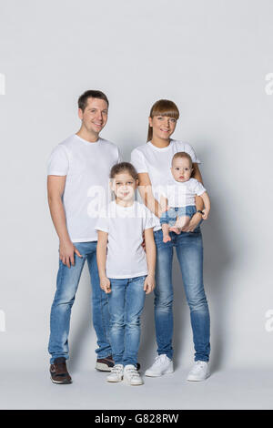 Porträt der glückliche Familie vor weißem Hintergrund Stockfoto