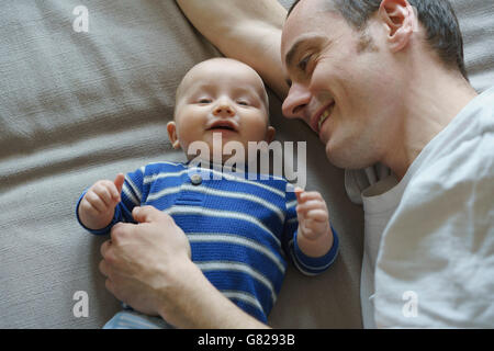 Erhöhte Ansicht der Vater mit Sohn im Bett zu Hause liegen Stockfoto