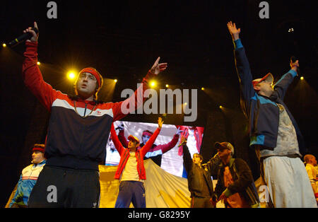 Die walisischen Rapper Goldie Lookin' Chain treten live auf der Bühne auf. Stockfoto