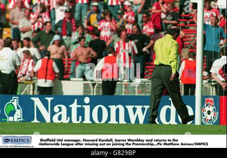 Howard Kendall, der Manager von Sheffield United, verlässt Wembley und kehrt zur Nationwide League zurück, nachdem er den Beitritt zur Premiership verpasst hat Stockfoto