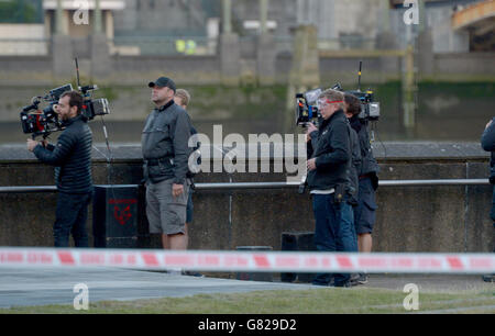 Die Crew bereitet sich darauf vor, eine Szene während der Dreharbeiten zum neuen James-Bond-Film Spectre in London zu drehen. DRÜCKEN Sie VERBANDSFOTO. Bilddatum: Sonntag, 7. Juni 2015. Bildnachweis sollte lauten: Anthony Devlin/PA Wire Stockfoto