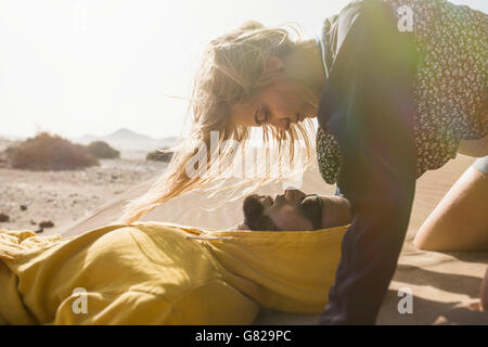 Romantische junge Frau Blick auf Menschen, die auf sand Stockfoto