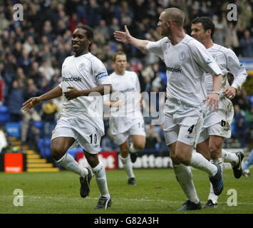 Jay Jay Jay Okocha von Bolton Wanderers (links) feiert das Eröffnungstreffer gegen Fulham von der Elfmeterstelle mit den Teamkollegen Kevin Nolan und Gary Speed (ganz rechts). Stockfoto