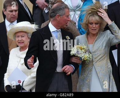 Der Prinz von Wales und die Herzogin von Cornwall vor St. George's Chapel, Windsor nach dem Segen ihrer standesamtlichen Hochzeit. Die britische Königin Elizabeth II. Steht direkt dahinter. Stockfoto