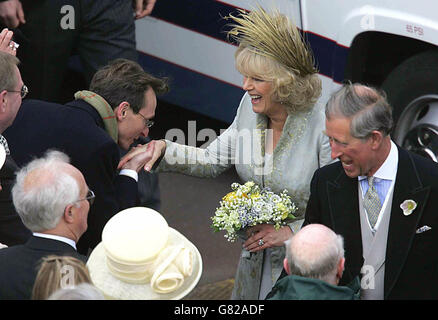 Der Prinz von Wales und die Herzogin von Cornwall, ehemals Camilla Parker Bowles, grüßen die Gratulanten. Stockfoto