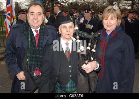 SNP-Chef Alex Salmond (links) und die Londoner SNP-Konventin Jane Morrison (rechts) schließen sich Eddie Hanratty und anderen Mitgliedern der Kampagne „Save Our Regiments“ an. Stockfoto