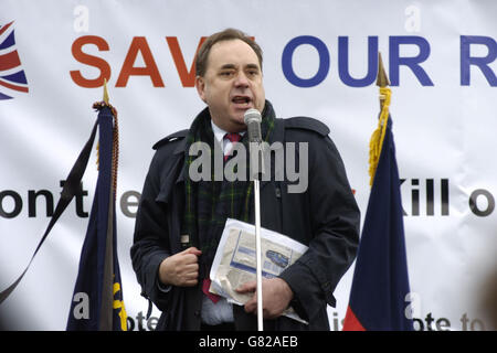 SNP-Führer Alex Salmond spricht bei einer Kundgebung, als Veteranen der historischen Regimenter Schottlands durch London marschierten, um gegen die geplante Verschmelzung britischer Armeeregimenter der Mod zu demonstrieren. Stockfoto