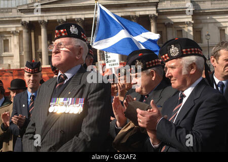 Veteranen der historischen Regimenter Schottlands versammeln sich auf dem Trafalgar Square, nachdem sie durch London marschiert sind, um gegen die geplante Vereinigung britischer Armeeregimenter der Mod zu demonstrieren. Stockfoto