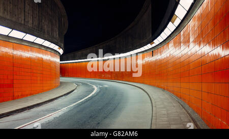 Innere des beleuchteten tunnel Stockfoto