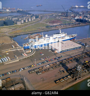 Luftaufnahme der 'Drive on, drive off' Fähre 'Tor Anglia' am neu eröffneten Fährhafen in Immingham, Lincolnshire. Stockfoto