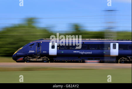 Bahnbestand. Ein südöstlicher Hochgeschwindigkeits-Javelin-Zug fährt auf der Hochgeschwindigkeitsstrecke 1 durch Charing in Kent. Stockfoto