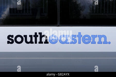 Bahnbestand. Ein südöstlicher Zug fährt durch Wye in Kent. Stockfoto