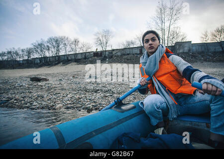 Teenager-Mädchen tragen der Schwimmweste beim rafting im See Stockfoto