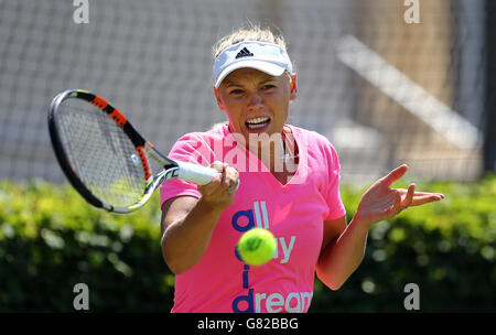 Die dänische Caroline Wozniacki auf den Übungsplätzen am zweiten Tag des AEGON International im Devonshire Park, Eastbourne. Stockfoto