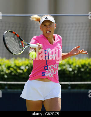 Die dänische Caroline Wozniacki auf den Übungsplätzen am zweiten Tag des AEGON International im Devonshire Park, Eastbourne. Stockfoto