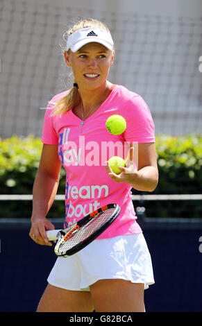 Die dänische Caroline Wozniacki auf den Übungsplätzen am zweiten Tag des AEGON International im Devonshire Park, Eastbourne. Stockfoto